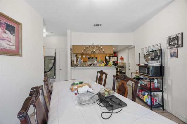 911 Crockett ST A, Lockhart, TX 78644
