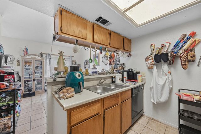 911 Crockett ST A, Lockhart, TX 78644