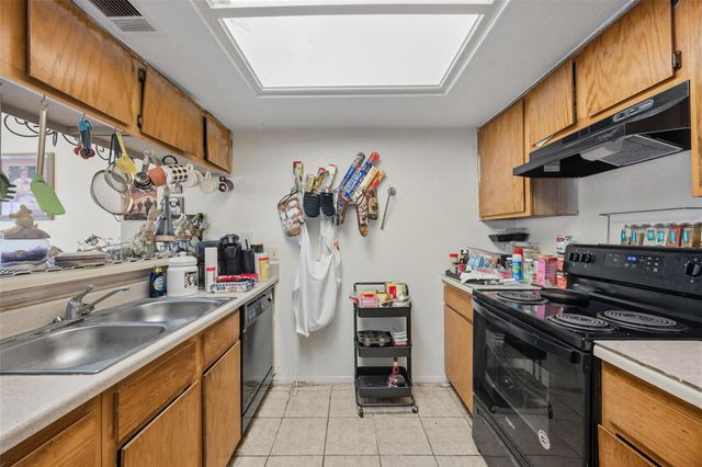 911 Crockett ST A, Lockhart, TX 78644
