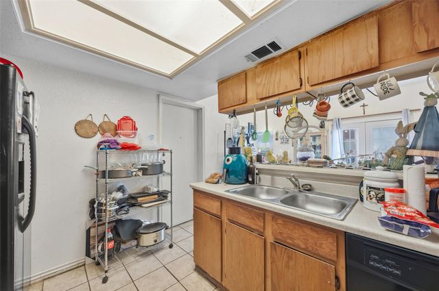 911 Crockett ST A, Lockhart, TX 78644