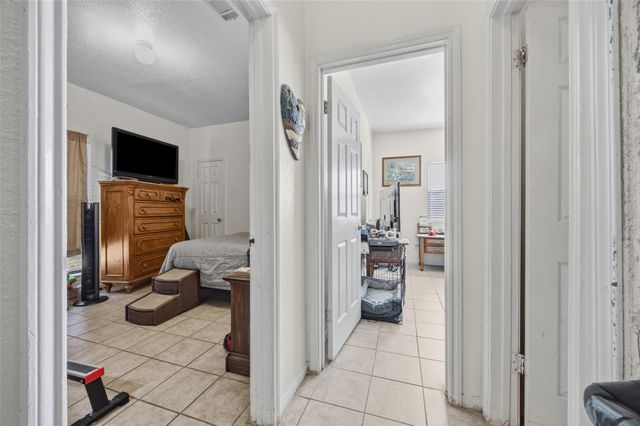 911 Crockett ST A, Lockhart, TX 78644