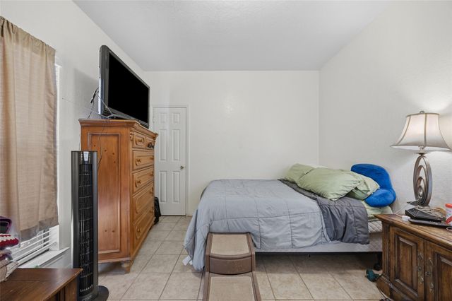 911 Crockett ST A, Lockhart, TX 78644