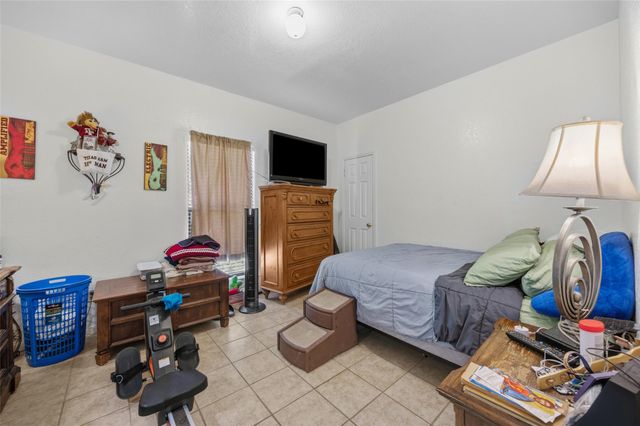 911 Crockett ST A, Lockhart, TX 78644