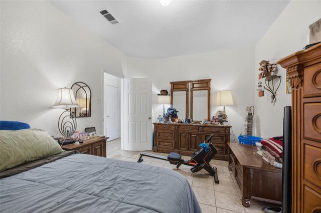 911 Crockett ST A, Lockhart, TX 78644