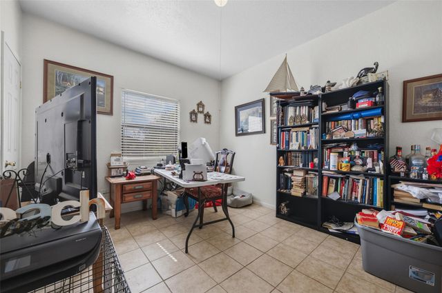911 Crockett ST A, Lockhart, TX 78644
