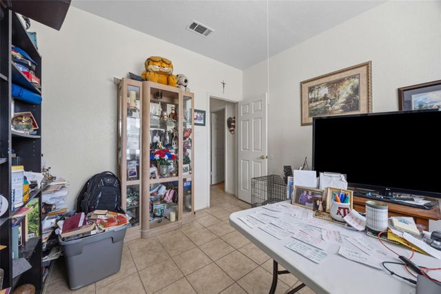 911 Crockett ST A, Lockhart, TX 78644