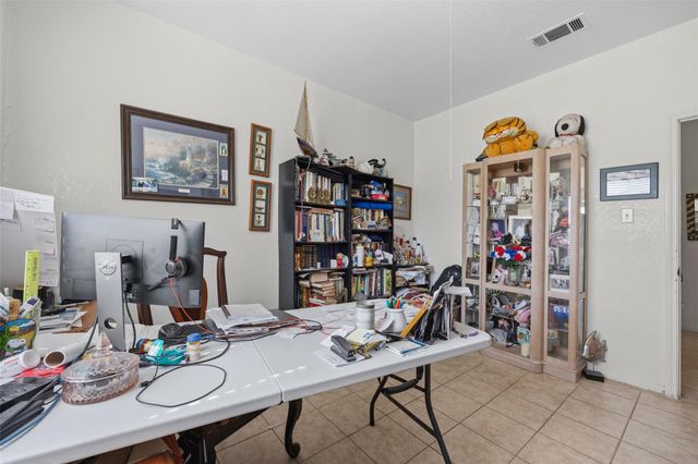 911 Crockett ST A, Lockhart, TX 78644