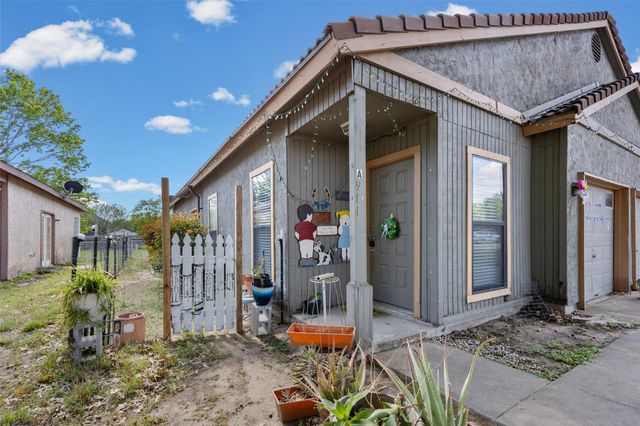 911 Crockett ST A, Lockhart, TX 78644