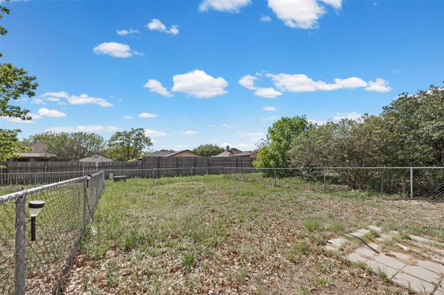 911 Crockett ST A, Lockhart, TX 78644