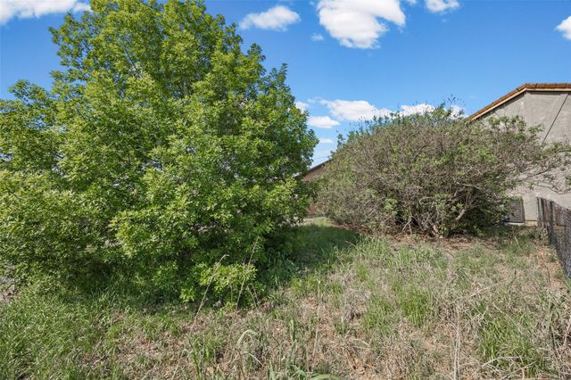 911 Crockett ST A, Lockhart, TX 78644