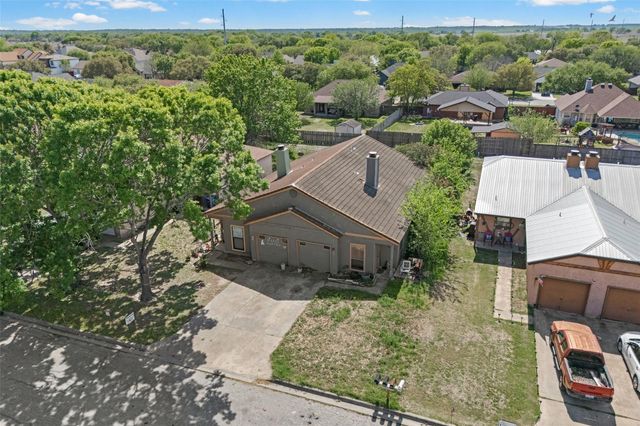 911 Crockett ST A, Lockhart, TX 78644