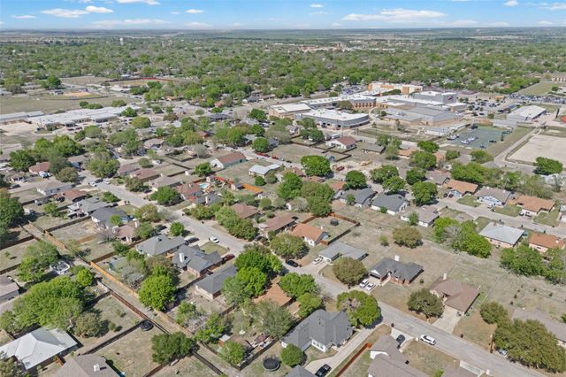 911 Crockett ST A, Lockhart, TX 78644