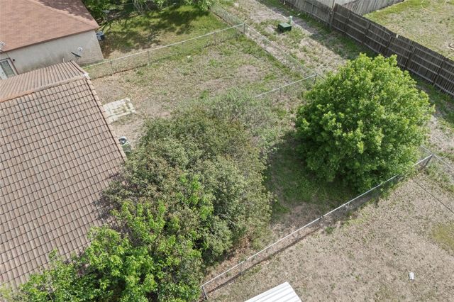 911 Crockett ST A, Lockhart, TX 78644