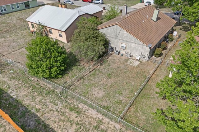 911 Crockett ST A, Lockhart, TX 78644