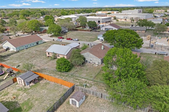 911 Crockett ST A, Lockhart, TX 78644