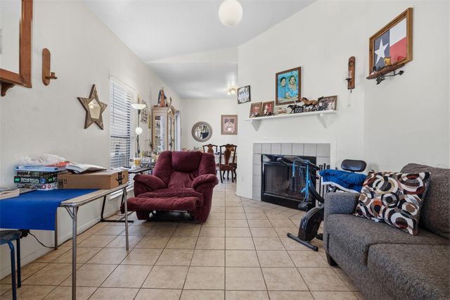 911 Crockett ST A, Lockhart, TX 78644