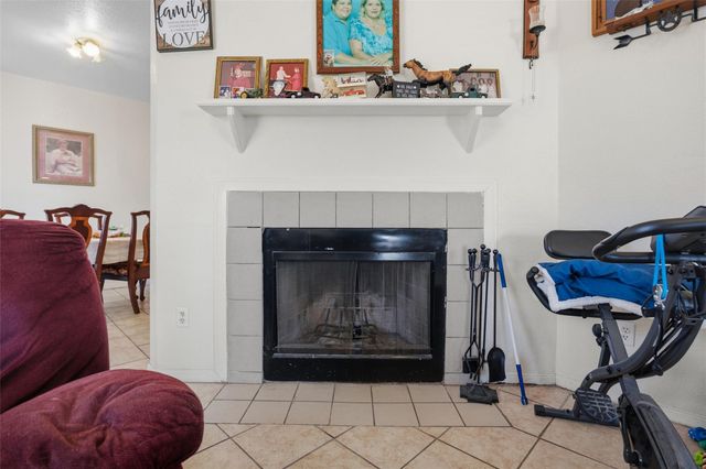 911 Crockett ST A, Lockhart, TX 78644
