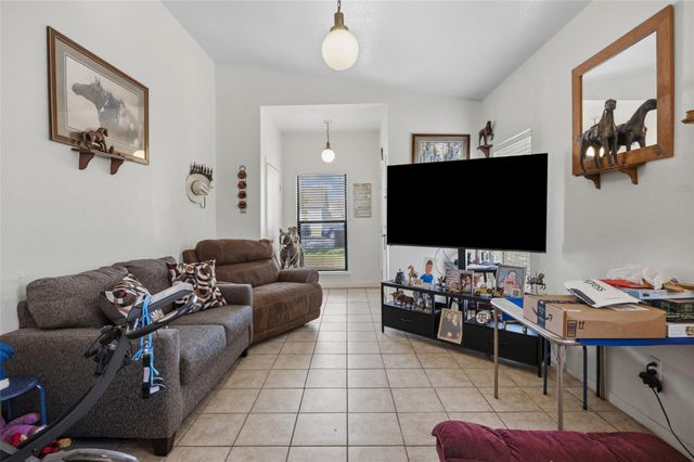 911 Crockett ST A, Lockhart, TX 78644