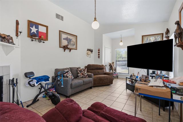 911 Crockett ST A, Lockhart, TX 78644