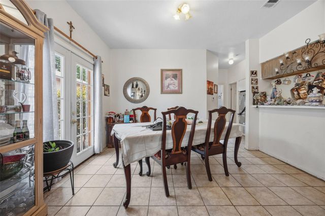 911 Crockett ST A, Lockhart, TX 78644