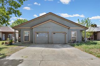 911 Crockett ST A, Lockhart, TX 78644