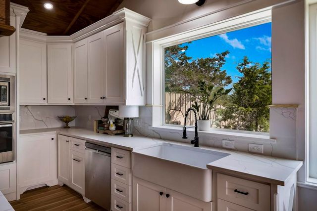 111 Stoney Hills Rd, Center Point, TX 78010