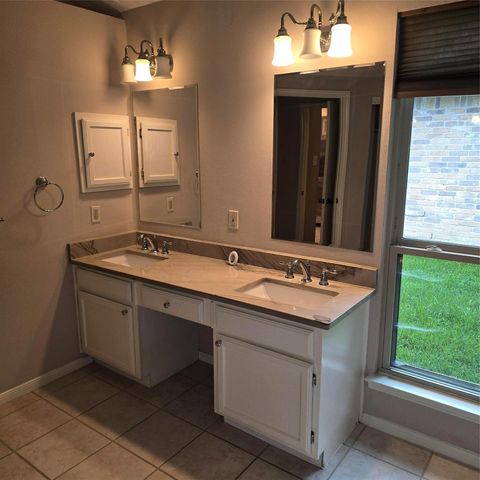 2827 Creek Manor Drive, Houston, TX 77339
