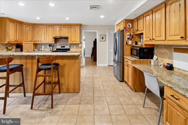 14 BALDWIN ST, Pennington, NJ 08534