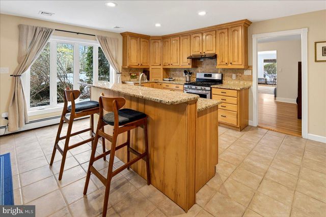 14 BALDWIN ST, Pennington, NJ 08534