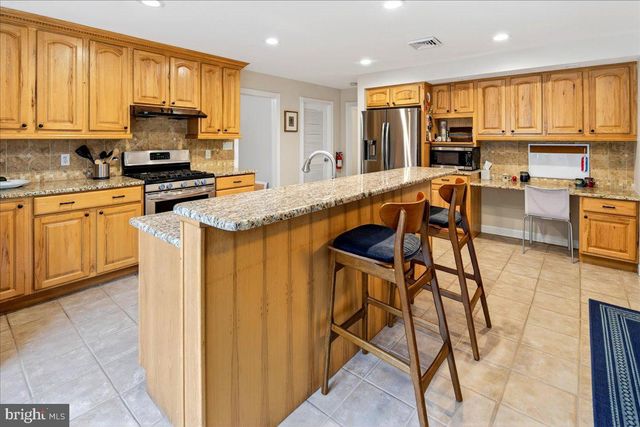 14 BALDWIN ST, Pennington, NJ 08534