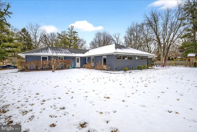 14 BALDWIN ST, Pennington, NJ 08534