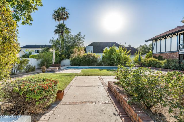 211 W KALER Drive, Phoenix, AZ 85021