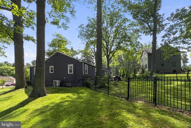 305 IRISH RD, Berwyn, PA 19312