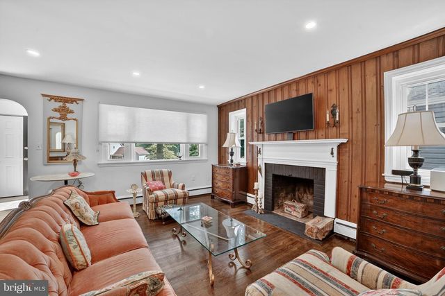 305 IRISH RD, Berwyn, PA 19312