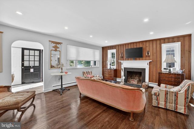 305 IRISH RD, Berwyn, PA 19312
