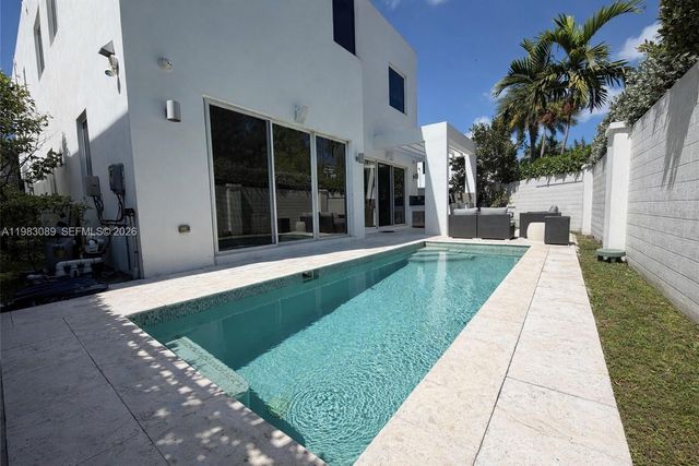 7475 NW 97th Ct, Doral, FL 33178