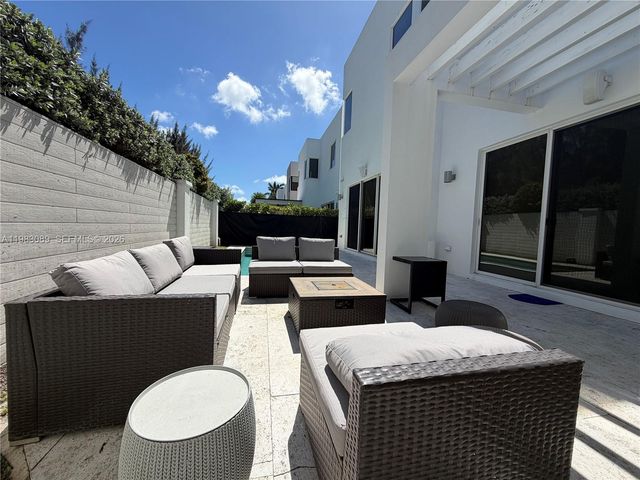 7475 NW 97th Ct, Doral, FL 33178