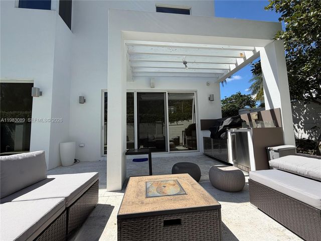 7475 NW 97th Ct, Doral, FL 33178