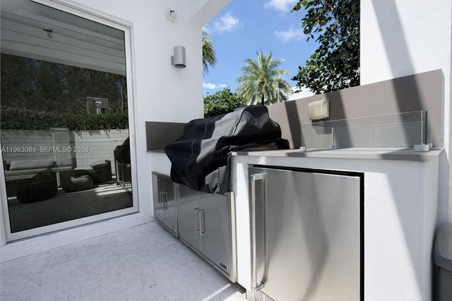 7475 NW 97th Ct, Doral, FL 33178