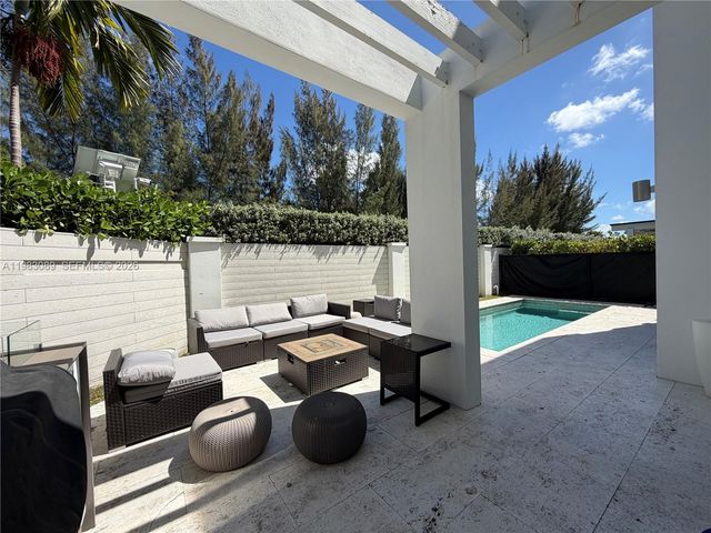 7475 NW 97th Ct, Doral, FL 33178