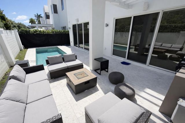 7475 NW 97th Ct, Doral, FL 33178