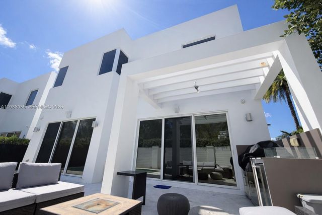 7475 NW 97th Ct, Doral, FL 33178