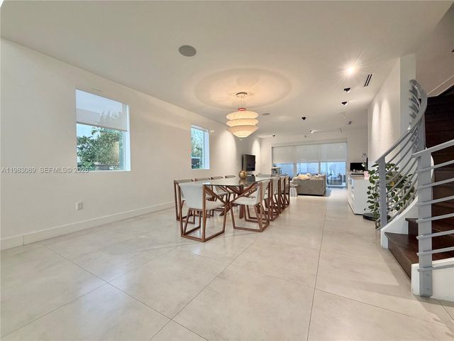 7475 NW 97th Ct, Doral, FL 33178