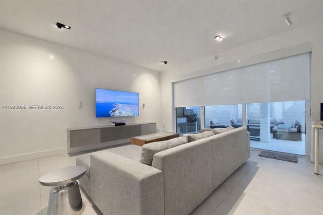 7475 NW 97th Ct, Doral, FL 33178