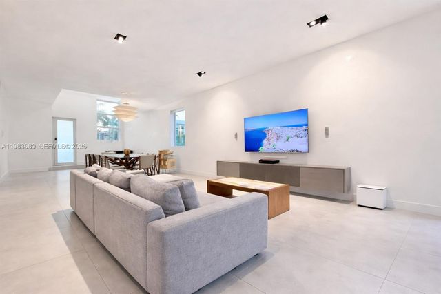 7475 NW 97th Ct, Doral, FL 33178