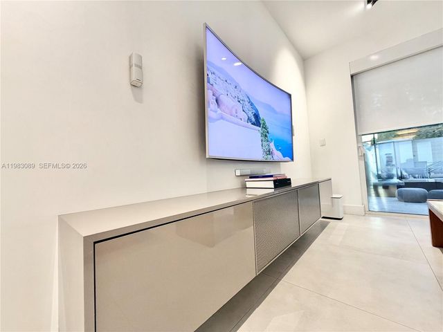 7475 NW 97th Ct, Doral, FL 33178