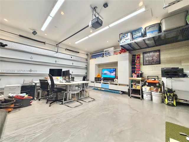 7475 NW 97th Ct, Doral, FL 33178