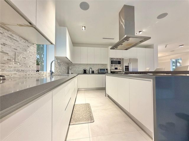 7475 NW 97th Ct, Doral, FL 33178