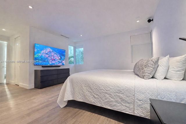 7475 NW 97th Ct, Doral, FL 33178