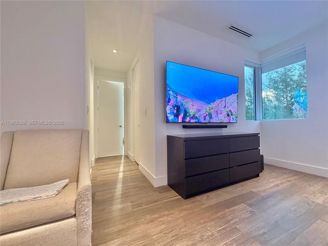 7475 NW 97th Ct, Doral, FL 33178